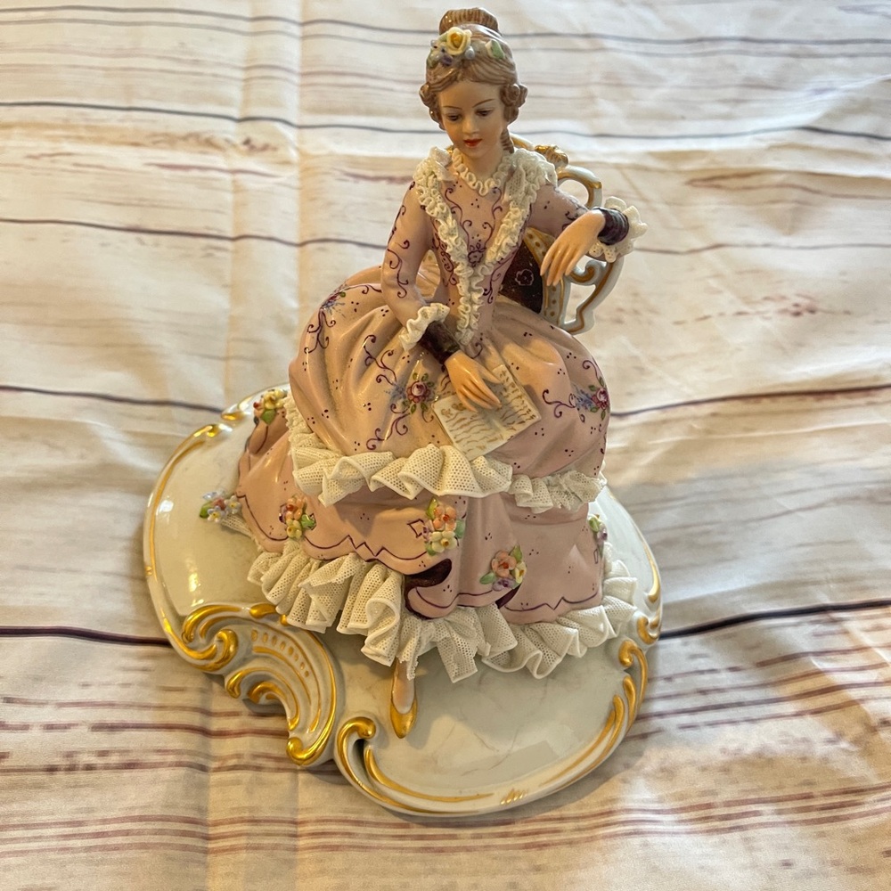 Elegant Porcelain Figurine in purple and Gold Vintage Capodimonte
